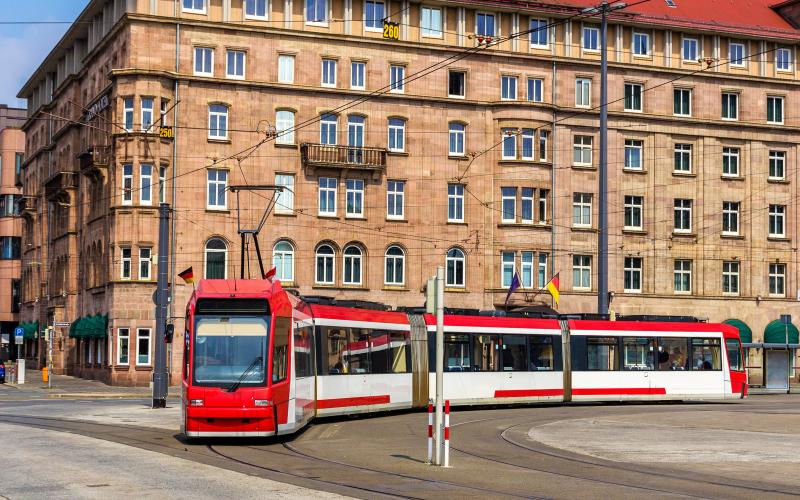 Hauptbahnhof Nuernberg mit Strassenbahn